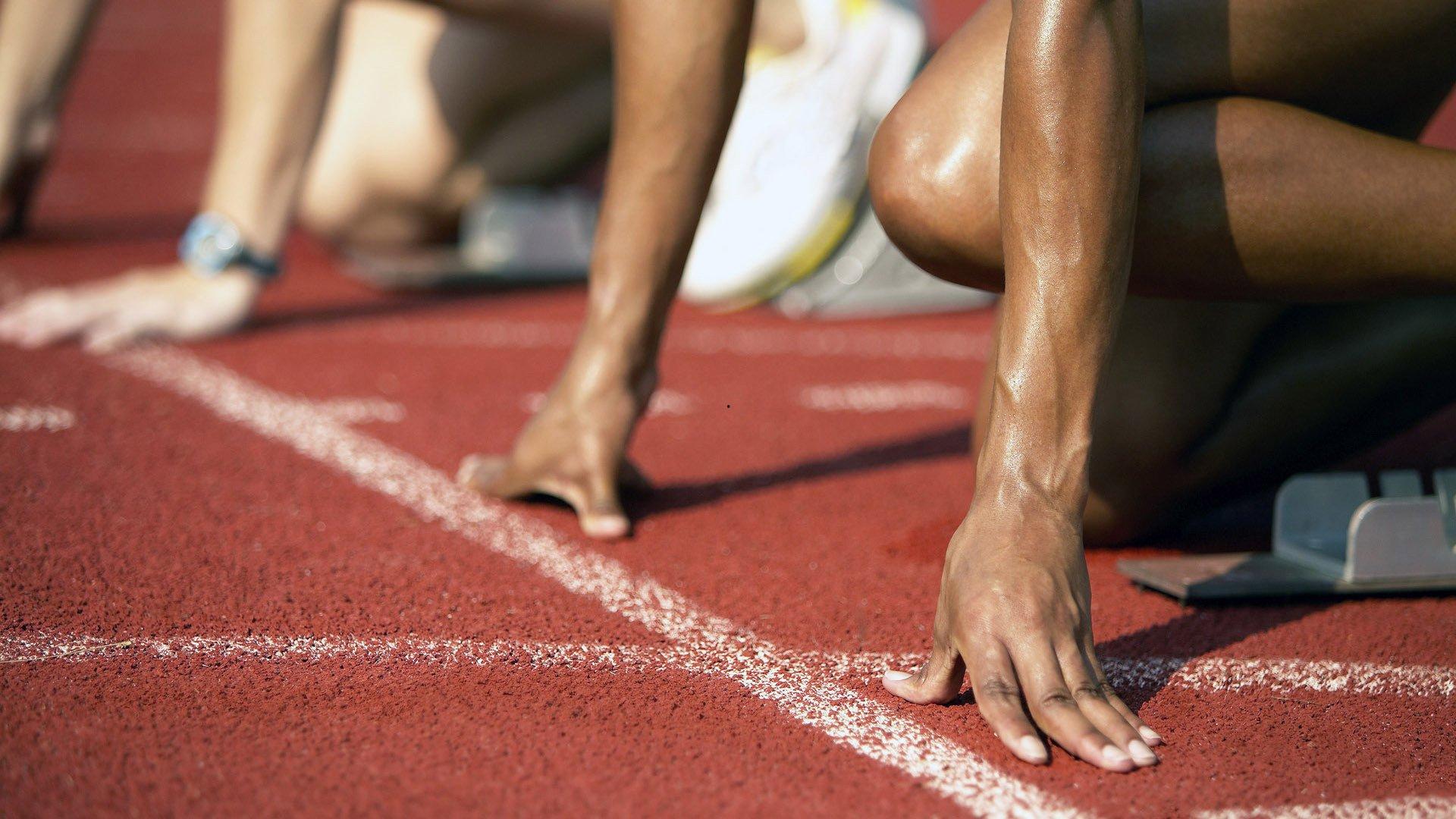 小球迷泪洒赛场，与偶像相遇瞬间引爆温情热潮